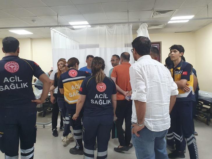 
112 ambulansının önünü kesip bıçaklarla saldırdılar! 4 sağlık personeli yaralandı
