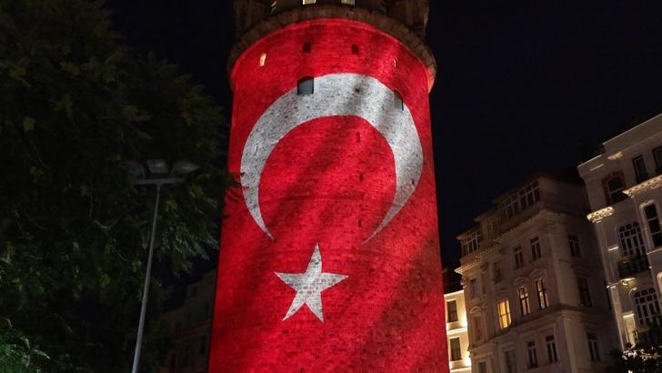 
15 Temmuz şehitlerinin fotoğrafları Galata Kulesi'ne yansıtıldı
