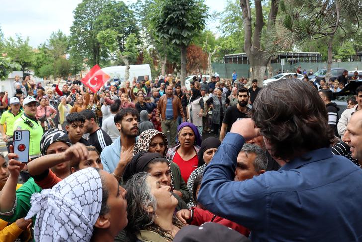 
150 kişilik grup emniyet binasına yürüdü! Polisi alarma geçiren olay
