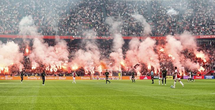 
Ajax - Feyenoord maçında taraftar çıldırdı! Takım 3-0 geriye düştü, maç kalıcı olarak tatil edildi..
