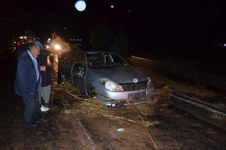 
Aksaray ve Nevşehir'i sel vurdu! Yollar yarıldı araçlar mahsur kaldı! Ölü ve yaralılar var
