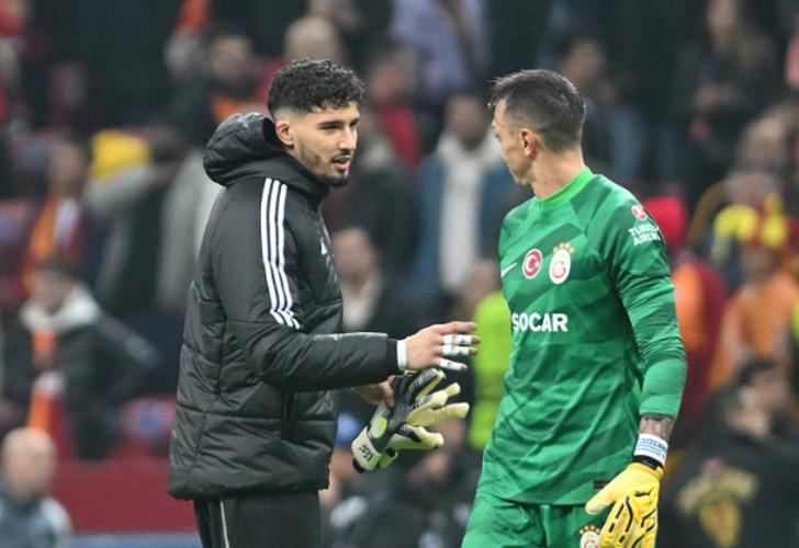 
Altay Bayındır,  yedek kulübesinden koştu geldi! Maç sonunda ilk adresi Muslera'nın yanı oldu
