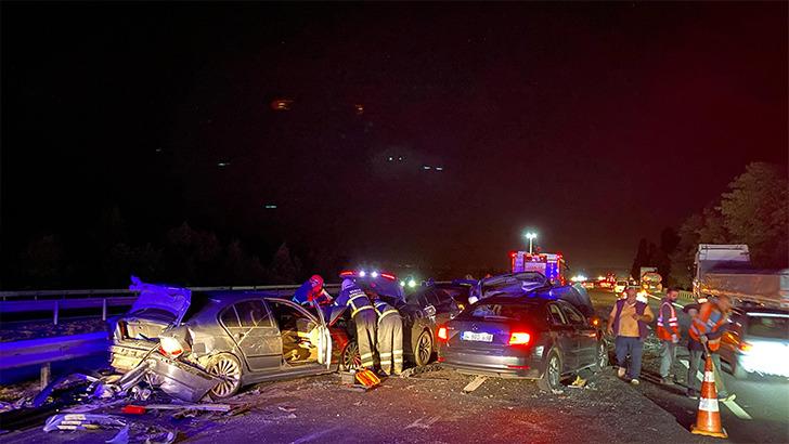 
Anadolu Otoyolu'nda feci kaza! 11 araç çarpıştı
