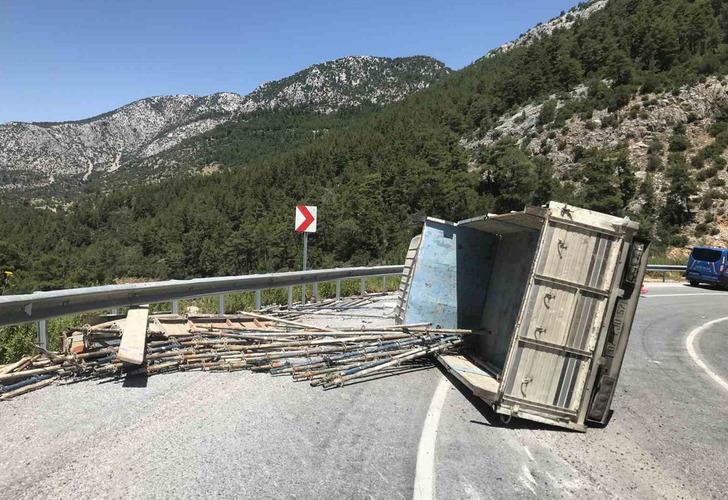 
Antalya'da trafik kazası: 3 kişi yaralandı
