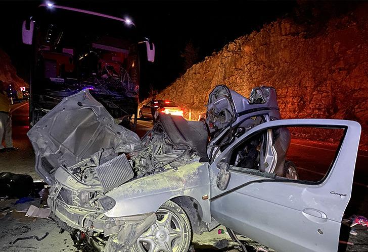 
Antalya'da yolcu otobüsüyle otomobil çarpıştı: 1 ölü 
