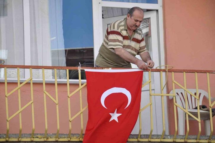 
Bayrak astığı fotoğrafla interneti kasıp kavurmuştu! 'Bayrak asan dayı' 100. yıl için bir kez daha balkonda
