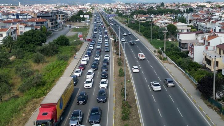 
Bayram için akın ettiler! Nüfusu 3 milyona ulaştı, kilometrelerce araç kuyruğu oluştu!
