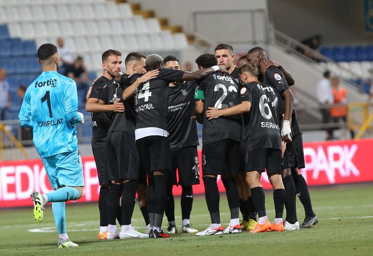 
Beşiktaş'ı penaltıyla yıkan Pendik yine sahnede! Kasımpaşa deplasmanından 1 puanla döndüler
