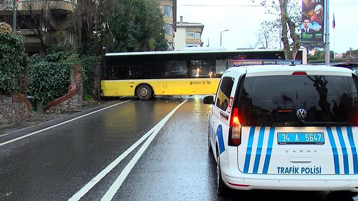 
Beşiktaş'ta kaza! İETT otobüsü duvara çarptı: Yaralılar var
