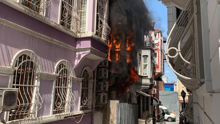 
Beyoğlu'nda korkutan yangın! Kısa süreli paniğe yol açtı
