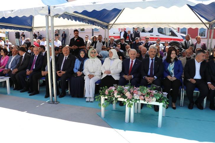 
Binali Yıldırım'ın ailesiyle birlikte yaptırdığı cami açıldı! Törene CHP'li Sarıgül de katıldı
