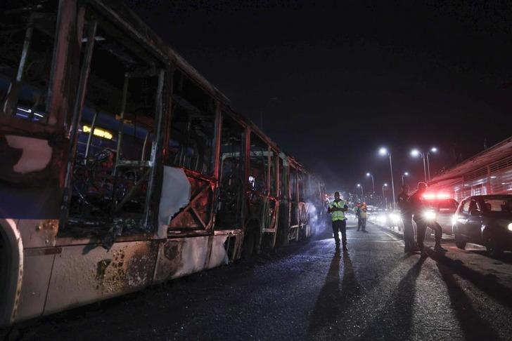 
Brezilya'da liderleri öldürülen çete terör estirdi! Onlarca otobüs ve treni yaktılar, şehirde okullar kapatıldı
