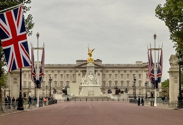 
Buckingham Sarayı önünde silahlı olduğu şüphesiyle bir kişi gözaltına alındı!
