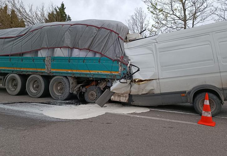 
Bursa'da cinayet gibi kaza! Minibüs tanınmaz hale geldi: Feci şekilde can verdiler
