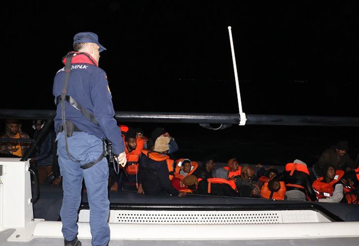 
Çanakkale açıklarında çok sayıda düzensiz göçmen yakalandı
