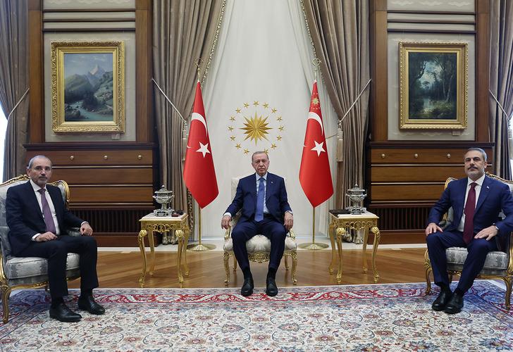 
Cumhurbaşkanı Erdoğan Külliye'de Ayman Safadi'yi kabul etti
