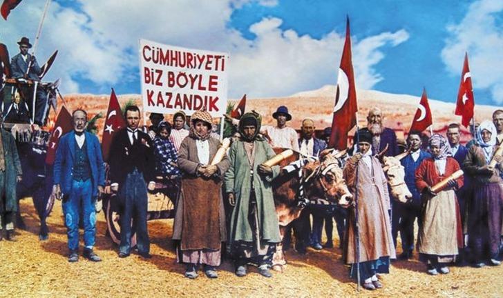 
Cumhuriyet 100 yaşında! İşte tarihe damga vuran 'Cumhuriyeti biz böyle kazandık' fotoğrafının hikayesi!
