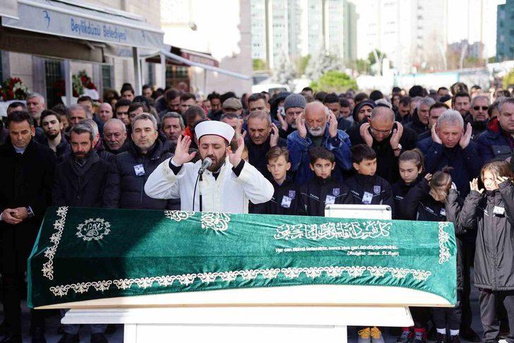 
Depremde hayatını kaybeden kaleci antrenör Uğur Kurt, son yolculuğuna uğurlandı
