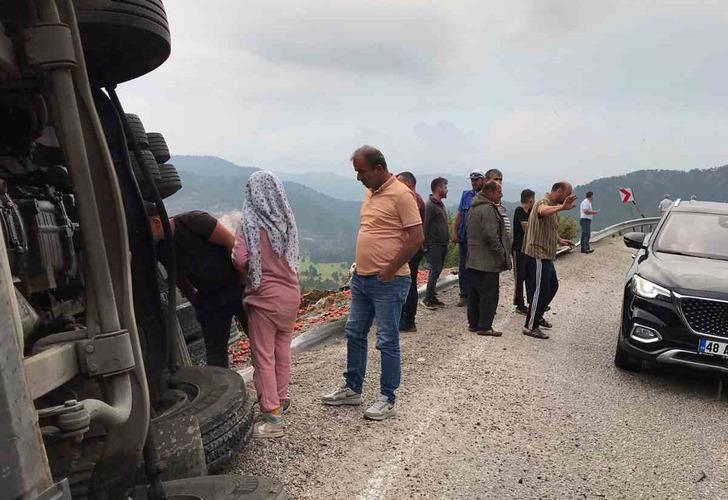 
Devrilen kamyonun sürücüsü hayatını kaybetti
