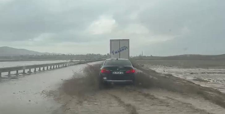 
Doğubayazıt'ta sel felaketi! Türkiye-İran kara yolu ulaşıma kapandı
