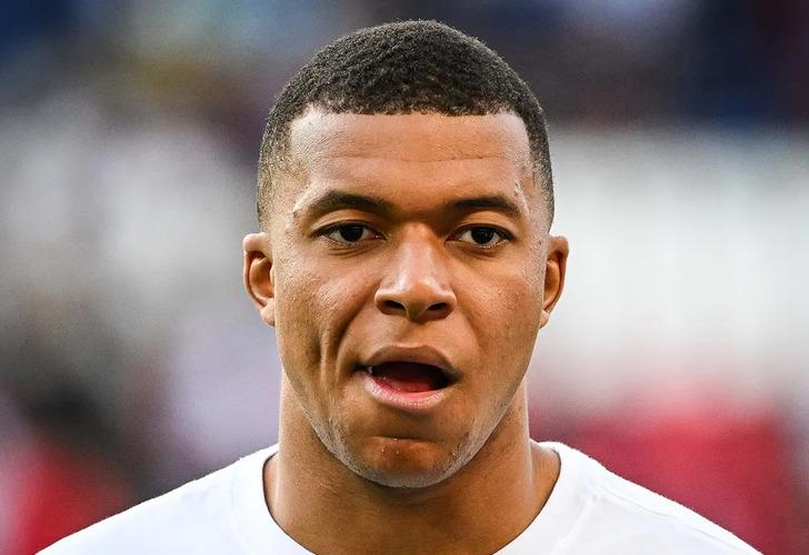 
Dünya deviyle anlaşma sağladı! Mbappe bu kez Real Madrid forması giyecek
