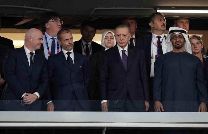 
Dünyanın gözü İstanbul'da! Cumhurbaşkanı Erdoğan maçı o isimlerle takip etti
