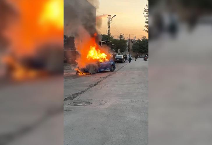 
Elazığ’da seyir halindeki otomobil alev topuna döndü
