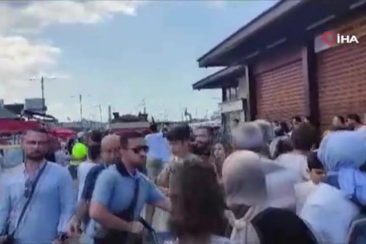 
Eminönü'nde panik! 'Yolcu kapma' kavgasında sopalar konuştu! Polis hava ateş açtı...
