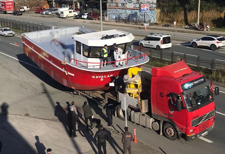 
Feci ölüm! TIR'la taşınan tekne üzerinde başını üst geçide çarptı...
