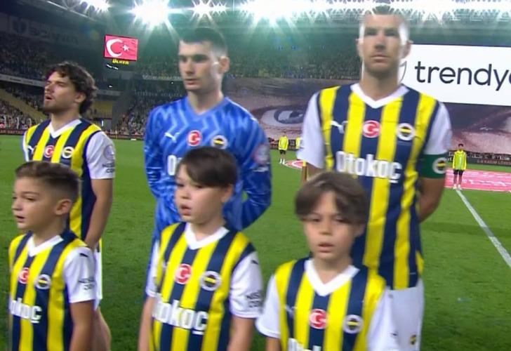 
Fenerbahçe - Trabzonspor maçının seremonisinde Galatasaray taraftarını kızdıran hareket!
