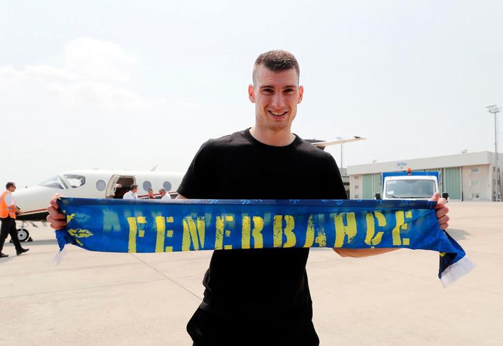 
Fenerbahçe, yeni transferine kavuştu! Livakovic'i taşıyan uçak İstanbul'a indi
