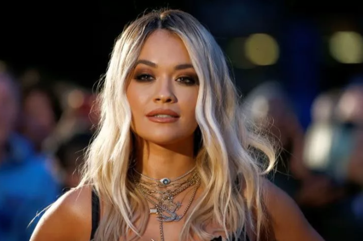 
Fileden elbise giyen Rita Ora göğüs ucunu gizlemedi
