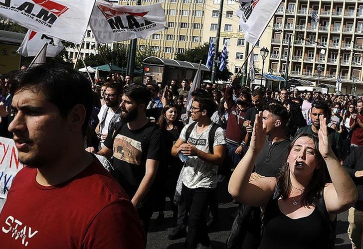 
Fransa'daki eylemler komşuya da sıçradı! Atina Büyükelçiliği önünde protesto yaptılar
