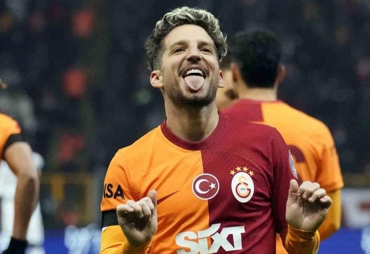 
Galatasaray'da Mertens futbolu bırakıyor! Yaptığı açıklamanın ardından Suudi Arabistan'dan gelen milyonluk teklifi reddetti
