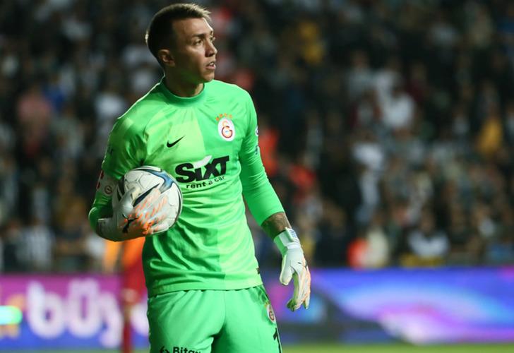 
Galatasaray'dan Muslera'yı üzecek teklif! Sözleşmesi konusunda masaya oturuluyor...
