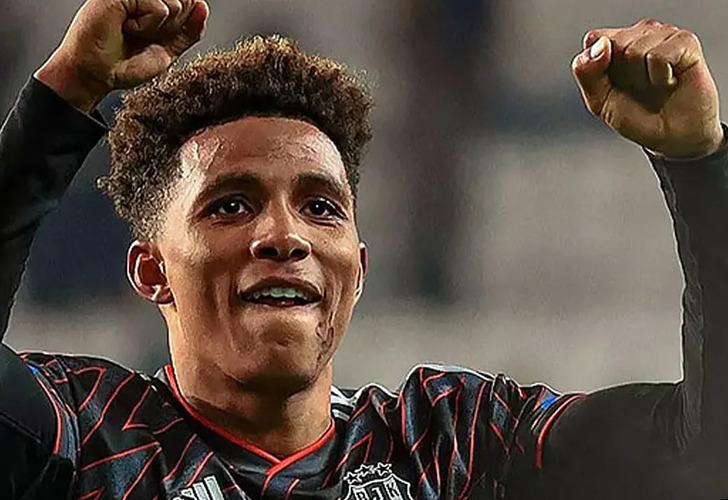 
Galatasaray'ı üzen gelişme! Beşiktaş'ın transfer çalımı attığı Gedson Fernandes'e teklif yağıyor...
