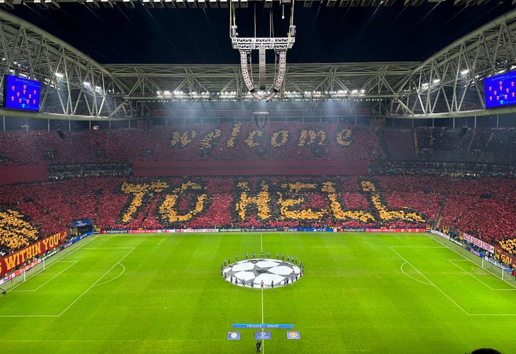 
Galatasaray'ın koreografisi dünya basınında! Manchester United futbolcuları bile ağzı açık izledi
