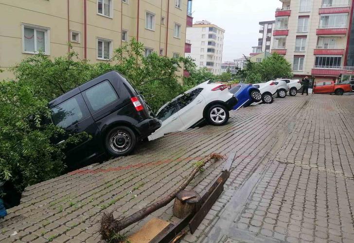 
Görüntüler Samsun'dan... İstinat duvarları sele dayanamadı: Araçlar boşluğa düştü!
