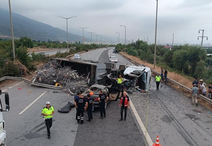 
Hatay'da devrilen tıra otomobil çarptı: 1 ölü, 2 yaralı!
