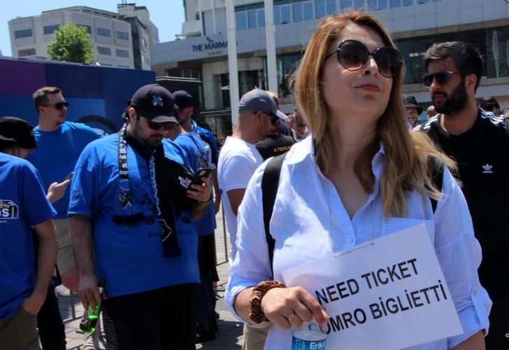 
İngiliz ve İtalyan taraftarlar Taksim Meydanı'nda maç saatini bekliyor
