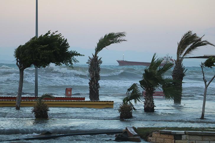 
İskenderun'da 4 okulda eğitime bir gün ara verildi! AFAD'tan açıklama geldi
