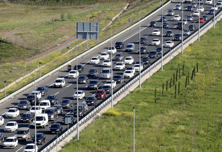 
İstanbul'a dönüş başladı! Yollarda trafik yoğunluğu oluştu
