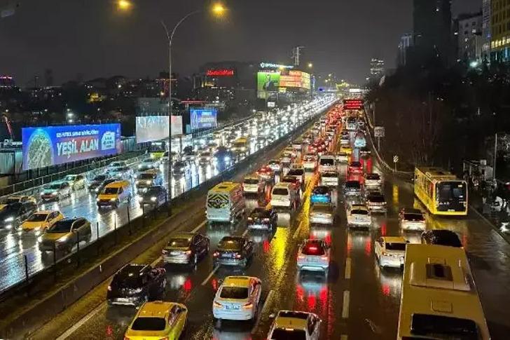 
İstanbul'da trafik durma noktasına geldi! Yüzde 87'ye ulaştı
