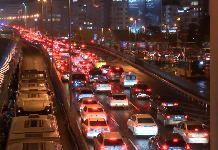 
İstanbul'da yağışlı havayla birlikte trafik durma noktasına geldi!
