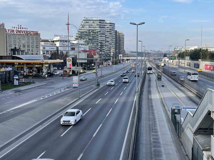 
İstanbul'da yeni yılın ilk günü yollar bomboş kaldı: Trafik yoğunluğu yüzde 1'e düştü
