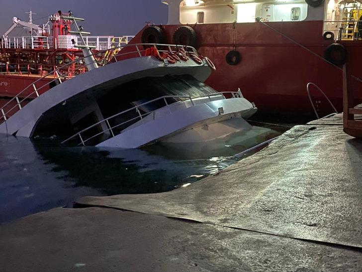 
İstanbul Yenikapı'da tur teknesi battı!
