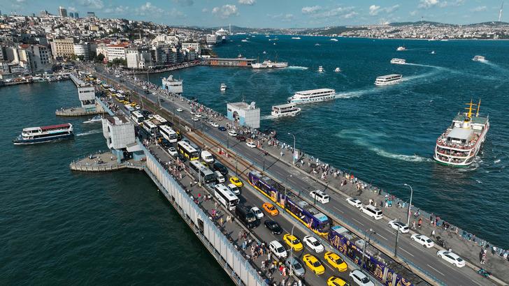 
İstanbullular dikkat! Galata Köprüsü'nde yenileme çalışmasının ilk etabı bu gece başlıyor
