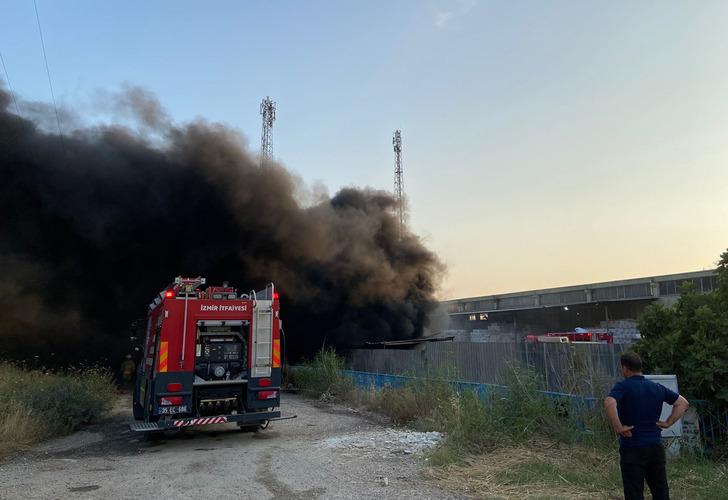 
İzmir'de fabrika yangını! Çok sayıda itfaiye ekibi sevk edildi
