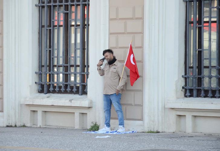 
İzmir’de ilginç eylem! İsrail bayrağına basıp kafasına silah dayadı
