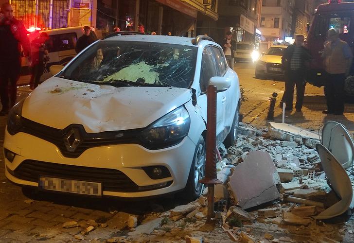 
Kağıthane'de çöken balkondan kopan beton parçaları otomobilin üzerine düştü
